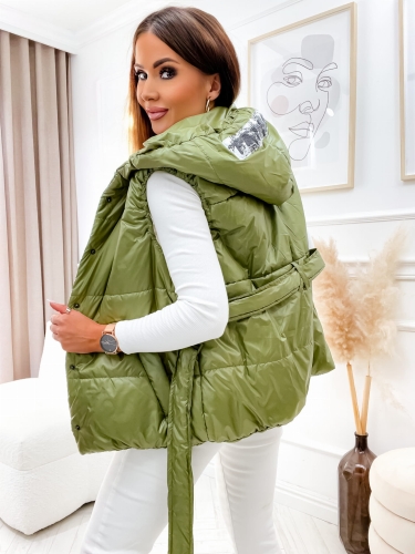 Damski bezrękawnik w kolorze zielonym, zbliżenie na nieodpinany kaptur i zapięcie na zatrzaski.