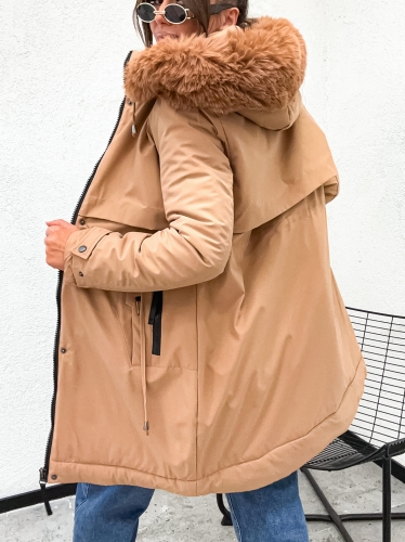 Ciepła zimowa kurtka damska parka zapinana na suwak z kapturem w kolorze camel.