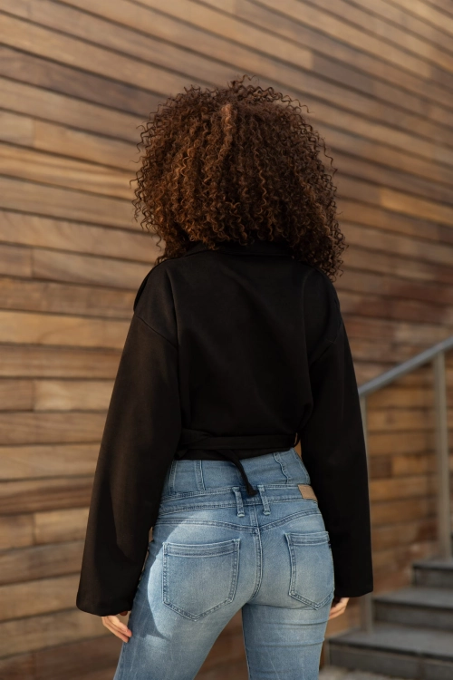 Tył czarnej kurtki ramoneski zamszowej na modelce. Dopasowany krój wiosenny bez ocieplenia, podkreślający sylwetkę.