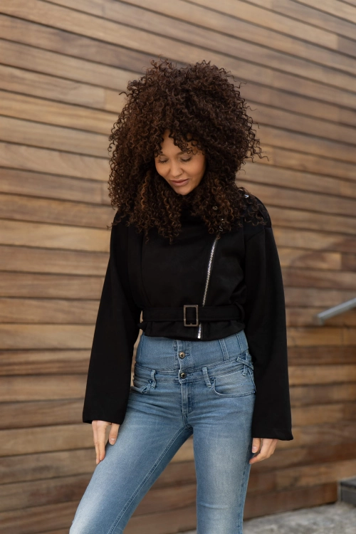 Kobieta w czarnej zamszowej ramonesce i jeansach. Casualowa stylizacja wiosenna z uniwersalną kurtką typu katana zamszowa.