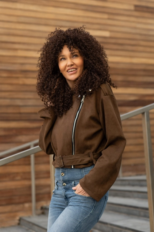 Brązowa ramoneska damska z ekozamszu, zapinana na suwak, w rozmiarze uniwersalnym. Klasyczna wiosenna kurtka zamszowa bez ocieplenia.