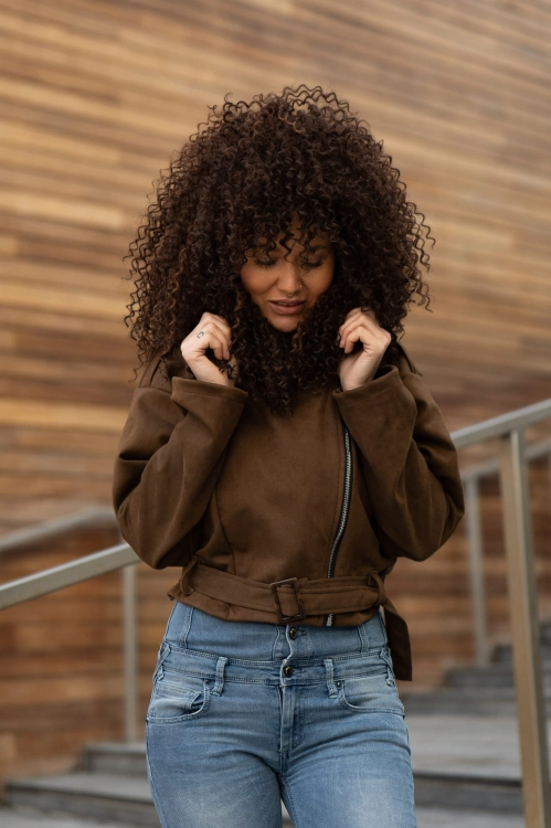 Brązowa ramoneska damska z ekozamszu, zapinana na suwak, w rozmiarze uniwersalnym. Klasyczna wiosenna kurtka zamszowa bez ocieplenia.