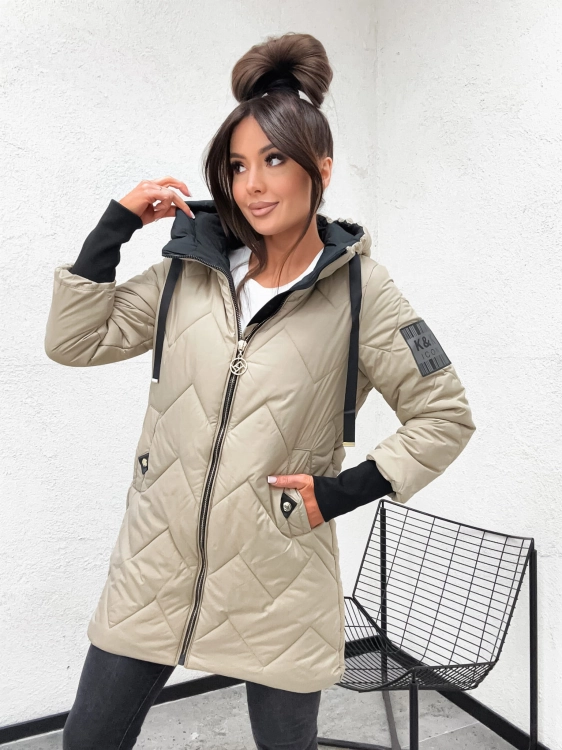 Kobieta w bezowej parce przejsciowej Happy House