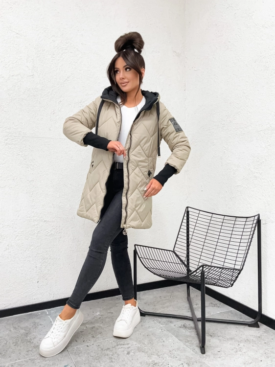 Kobieta w bezowej parce przejsciowej Happy House