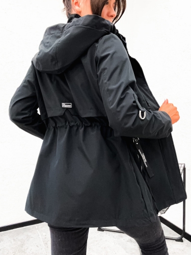 Długa czarna kurtka damska przejściowa tył krój typu parka