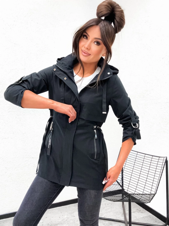 Damska stylizacja casualowa z czarną pikowaną parką i jeansami