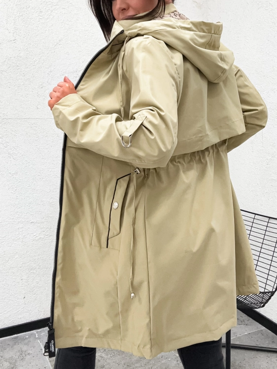 Wiosenna lekka kurtka damska w kolorze bezowym