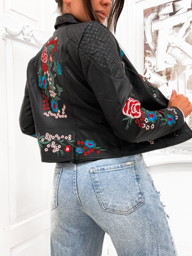 Haft kwiatowy na plecach czarnej kurtki z ekoskóry – widok detali.
