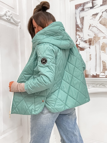 Tył zielonej pikowanej kurtki zintegrowanej z głębokim kapturem.