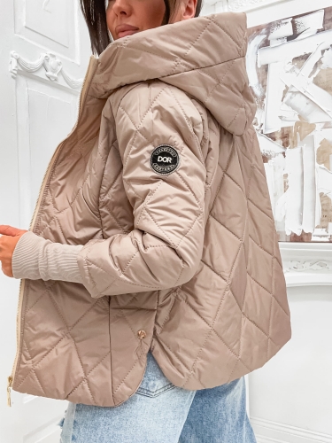 Tył beżowej pikowanej kurtki damskiej z głębokim kapturem.