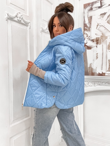 Tył niebieskiej kurtki pikowanej z głębokim kapturkiem.