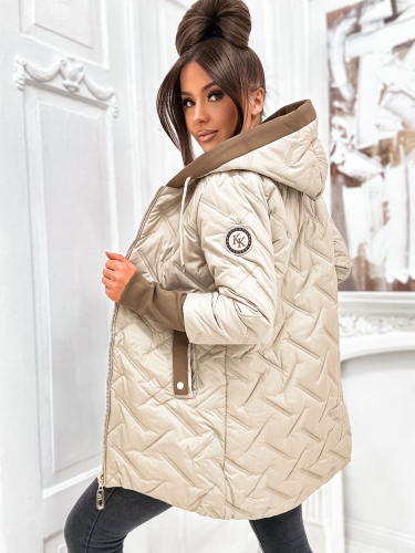 Tył jasnobeżowej pikowanej kurtki damskiej o przedłużonym kroju.