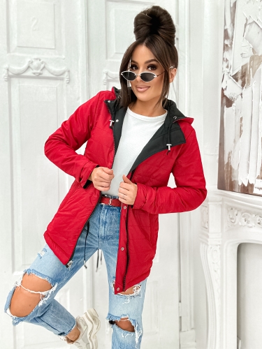 Czerwona pikowana parka damska na wiosnę, widok na drugą stronę dwustronnej kurtki z zapięciem na suwak i kieszeniami.