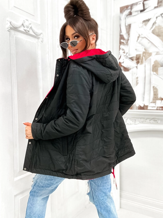 Tył czarnej parki damskiej o przedłużonym kroju, lekka kurtka wiosenna z nieodpinanym kapturem i ściągaczem.