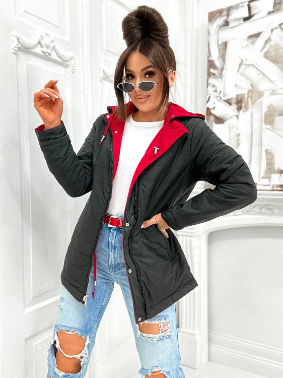 Czarna pikowana parka damska na wiosnę, prezentacja drugiej strony kurtki dwustronnej z klasycznymi przeszyciami.