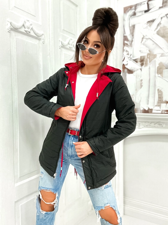 Dwustronna parka damska z kapturem – kontrastowe połączenie gładkiego czerwonego materiału i czarnego pikowania.