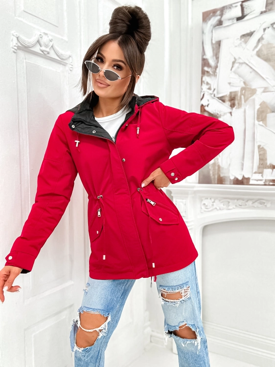 Dwustronna parka damska z kapturem – kontrastowe połączenie gładkiego czerwonego materiału i czarnego pikowania.