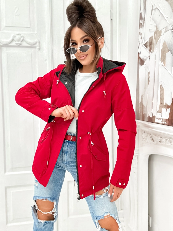 Dwustronna kurtka damska wiosenna typu parka, strona gładka w kolorze czerwonym z kapturem i regulacją w pasie.