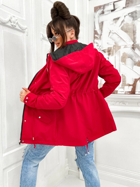 Tył czerwonej parki damskiej o przedłużonym kroju, lekka kurtka wiosenna z nieodpinanym kapturem i ściągaczem.
