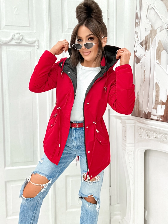 Dwustronna parka damska z kapturem – kontrastowe połączenie gładkiego czerwonego materiału i czarnego pikowania.