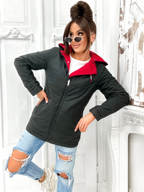 Czarna pikowana parka damska na wiosnę, prezentacja drugiej strony kurtki dwustronnej z klasycznymi przeszyciami.