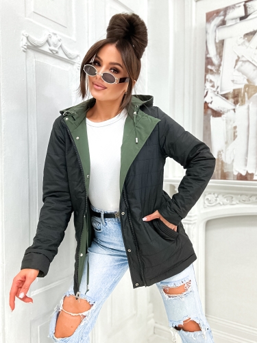 Czarna pikowana parka damska na wiosnę, prezentacja drugiej strony kurtki dwustronnej z eleganckimi przeszyciami.