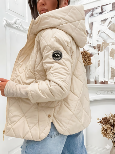 Wiosenna lekka pikowana kurtka damska w kolorze jasno bezowym ujecie bokiem.
