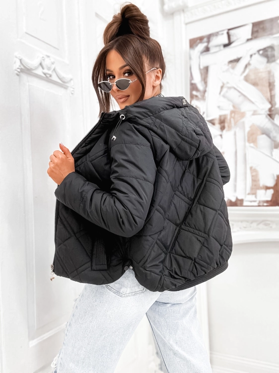 Wiosenna damska pikowana czarna kurtka ujecie tył na modelce