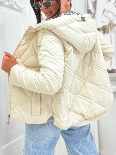 Pikowana wiosenna bezowa kurtka damska ujecie tylem na modelce