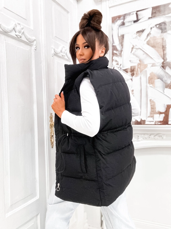 Modelka w damskich pikowanym wiosennym bezrekawniku w kolorze czarnym.