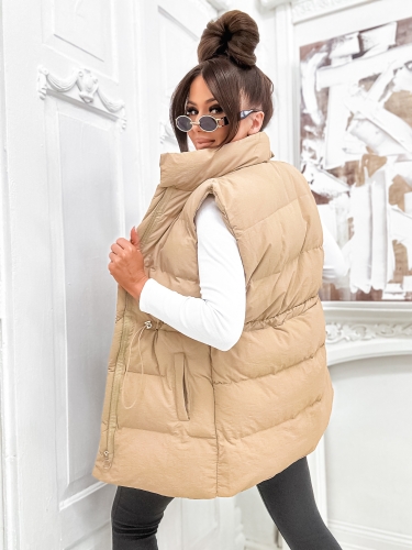 Wiosenna damska pikowana kamizelka ujecia bokiem.