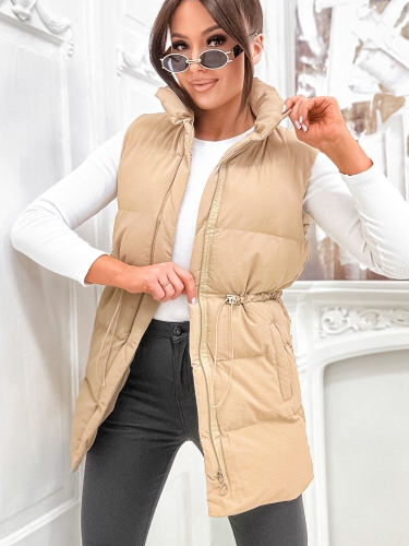 Pikowany wiosenny damski bezrekawnik w kolorze bezowym.