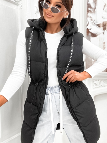 Czarna kamizelka damska pikowana z kapturem i wyraźnie zaznaczonym ściągaczem w pasie