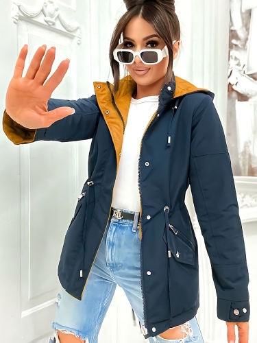 Damska kurtka parka w kolorze ciemnogranatowym, zapięta pod szyję. Modelka prezentuje przód kurtki z widocznym kapturem i sznurkami do regulacji w pasie.