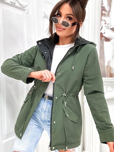 Dwustronna kurtka damska wiosenna parka w kolorze zielonym, strona gładka z kapturem i sznurkiem do regulacji w pasie.