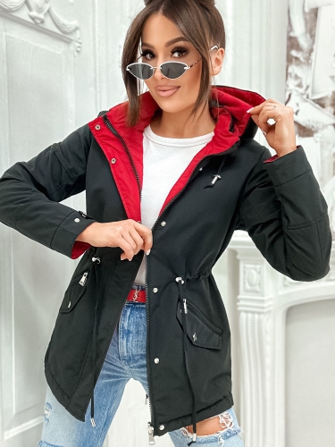 Dwustronna kurtka damska wiosenna typu parka, strona gładka w kolorze czarnym z kapturem i ściągaczem w pasie.
