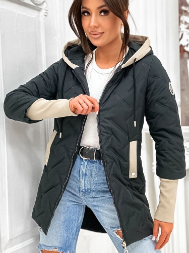 Czarna dłuższa kurtka damska pikowana z kapturem – widok od przodu.