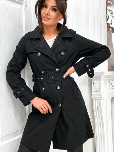 Klasyczny damski płaszcz wiosenny z paskiem w talii – widok od przodu.