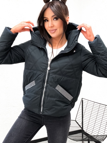 Czarna kurtka damska wiosenna pikowana marka Happy House widok przód