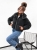 Jesienna pikowana przejsciowa kurtka damska w kolorze czarnym model oversize.