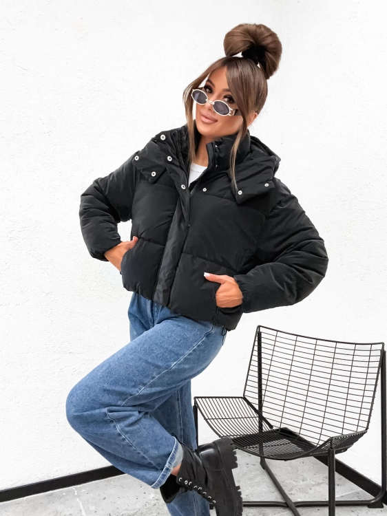Jesienna pikowana przejsciowa kurtka damska w kolorze czarnym model oversize.