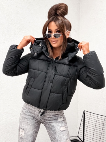 Przejściowa jesienna pikowana kurtka damska z kapturem w kolorze czarnym.