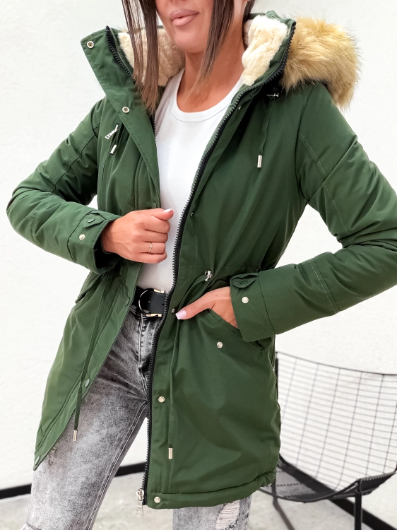Zielona zimowa ocieplana parka damska z odpinanym futerkiem i ściągaczami – przód